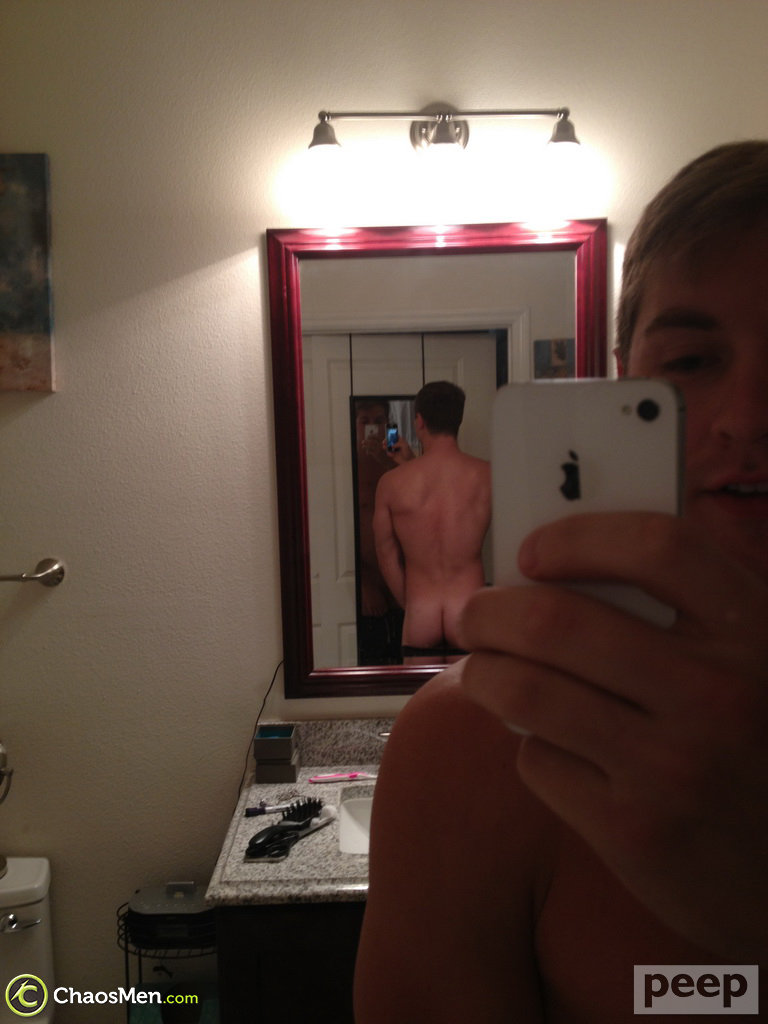 Hot gay Zac takes sexy selfies  