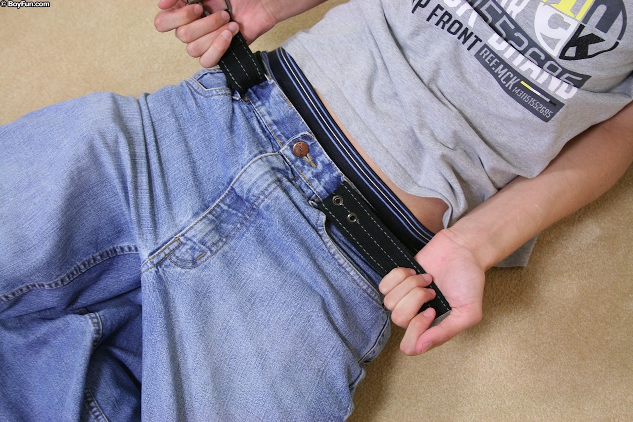 Skinny gay model Jamie West cums on his belly  