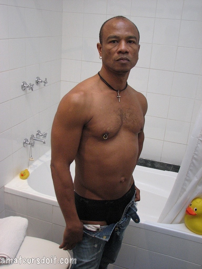 Black bodybuilder Hank Hung shows his uncut cock & jerks off in the shower  