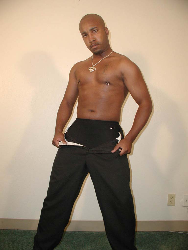 Black Gay Hottie Totally Naked In Front Of The Camera And Pl...  